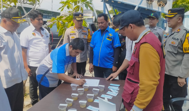 Sebelum Libur Nataru, Polres Sampang Melakukan Pemeriksaan Urine Sopir Bus di Terminal Trunojoyo