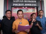 Polres Jombang berhasil menangkap pasangan suami istri yang merupakan spesialis pencurian motor, mereka aktif beraksi di belasan lokasi kejadian.