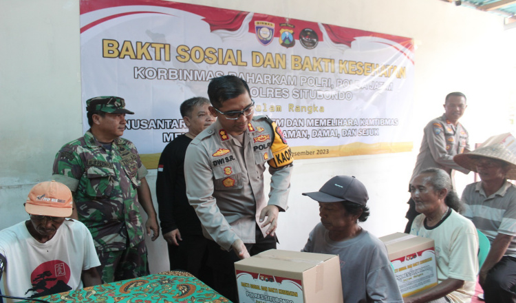 Polri Bagikan Ratusan Paket Sembako di Situbondo untuk Menyegarkan Suasana Jelang Pemilu