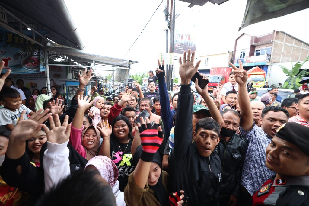 Ratusan Warga Jateng Antusias Saksikan Jokowi dan Prabowo Makan Bakso Bareng: Semoga Tetap Dekat dengan Rakyat