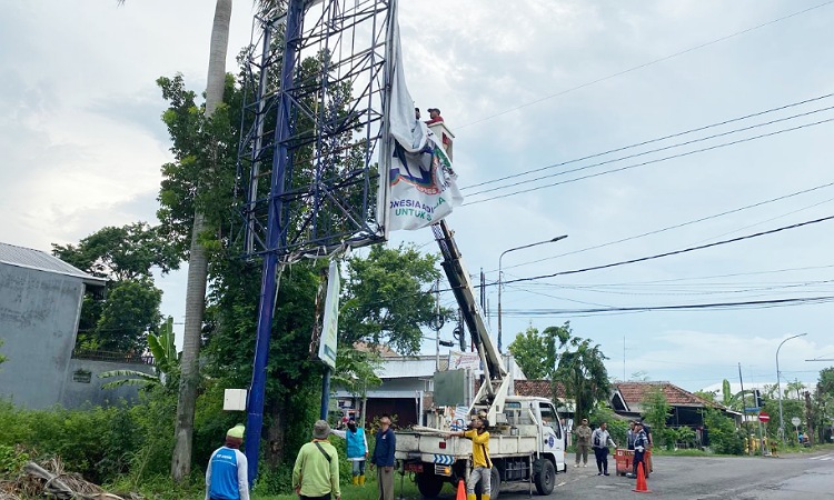 Bawaslu Jombang Memastikan Kebersihan APK Jelang H-1 Pemungutan Suara