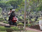 Prabowo Subianto Ziarah ke Makam Ayahnya Setelah Pemilu dan Diterima Ratusan Pendukung dengan Mengendarai Motor