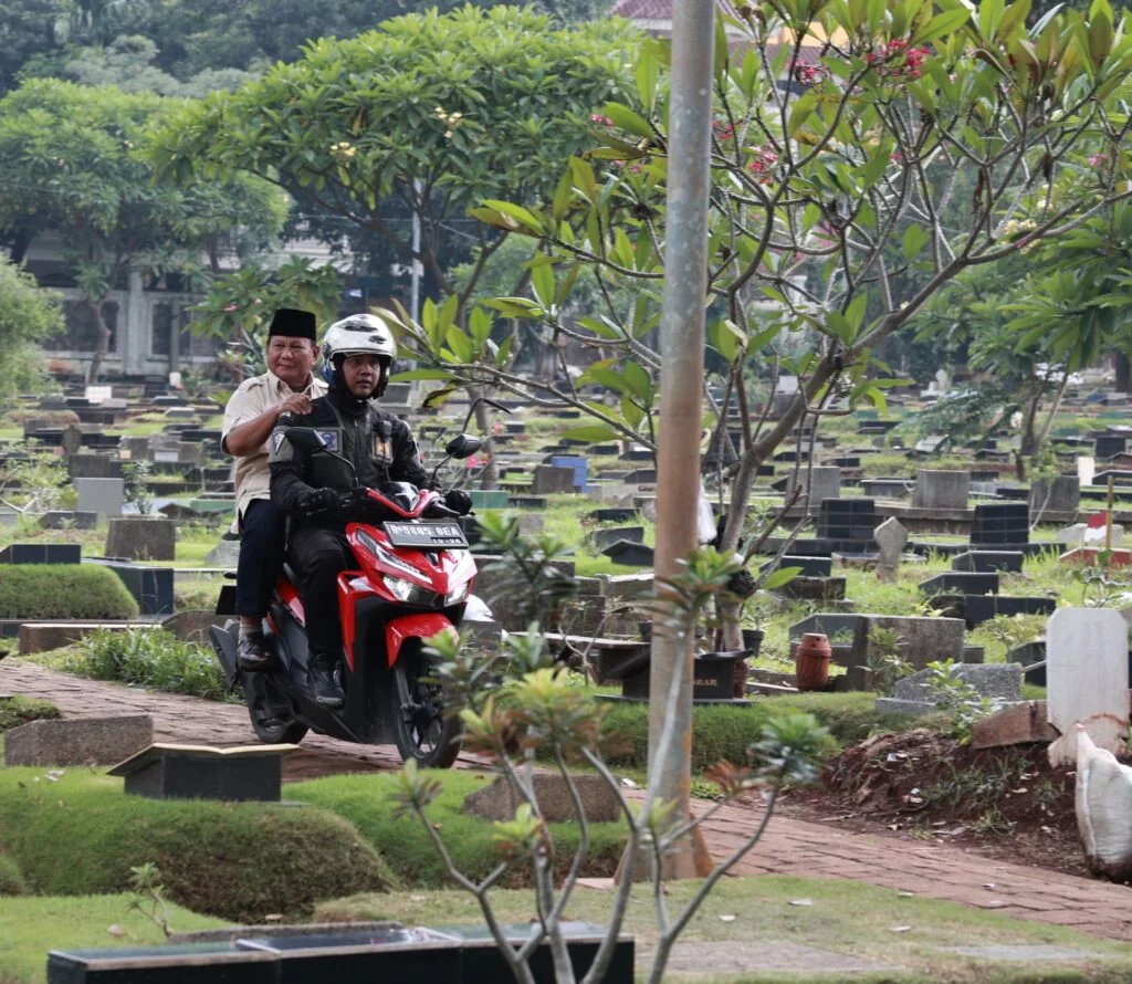 Prabowo Subianto Ziarah ke Makam Ayahnya Setelah Pemilu dan Diterima Ratusan Pendukung dengan Mengendarai Motor