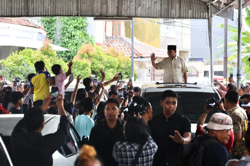 Prabowo Subianto Dibersihkan ke Makam Habib Ali Kwitang, Dipersilahkan oleh Ratusan Warga