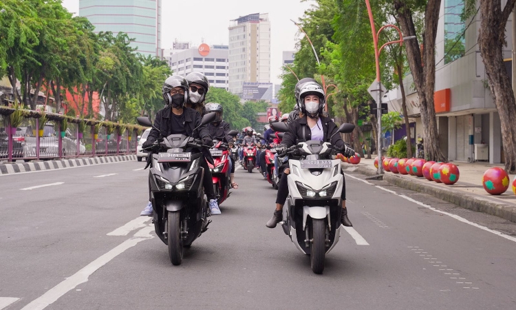 Tips Menjaga Keamanan Saat Berboncengan di Motor