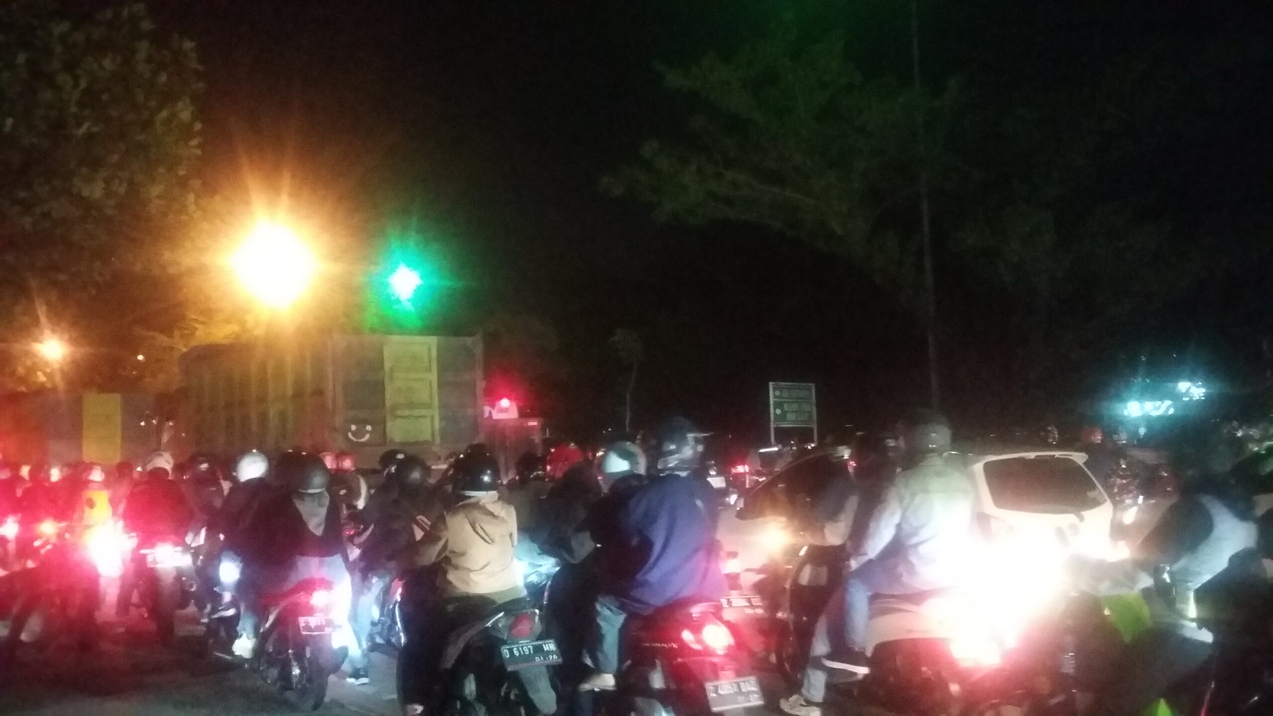 Kepadatan Lalu Lintas di Jalan Soekarno Hatta Kota Bandung Menuju Cibiru Meningkat Saat Mendekati Hari Pencoblosan