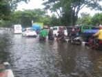 Banjir di Jalan Soekarno Hatta Kota Bandung Mengakibatkan Kemacetan Lalu Lintas dari Arah Cibiru