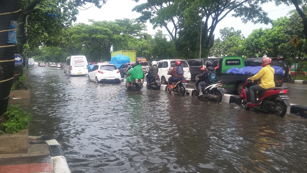 Banjir di Jalan Soekarno Hatta Kota Bandung Mengakibatkan Kemacetan Lalu Lintas dari Arah Cibiru