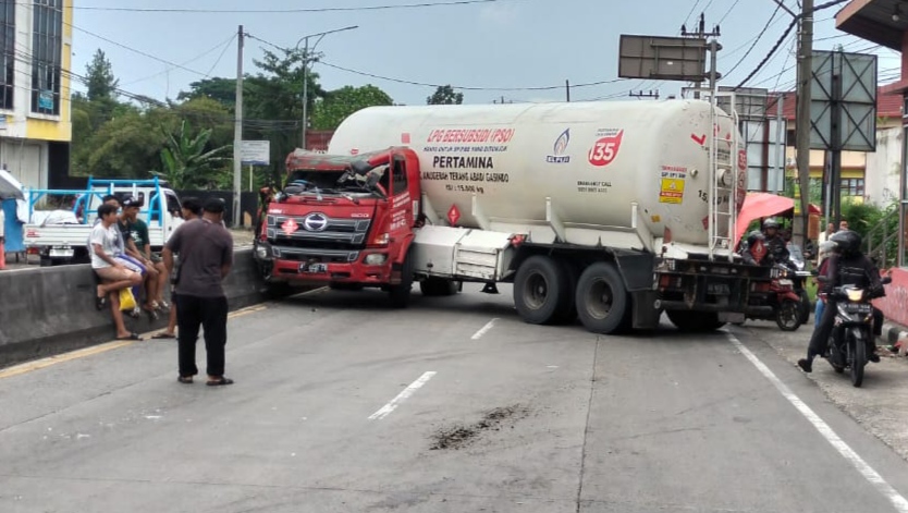 Kecelakaan Diduga Terjadi karena Rem Blong pada Truk Tangki yang Mengangkut Gas Elpiji