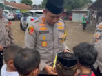 Kegiatan Pendidikan bersama Kapolres Cianjur: Membagikan Buku Tulis Bercover Rambu Lalin kepada Anak-Anak