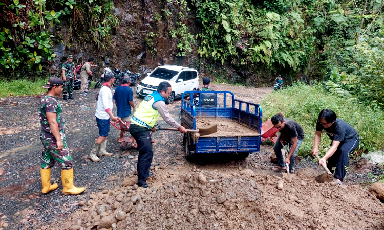 Warga dan TNI Polri Bergotong Royong Perbaiki Jalan Nasional yang Rusak dan Berbahaya di Tapteng