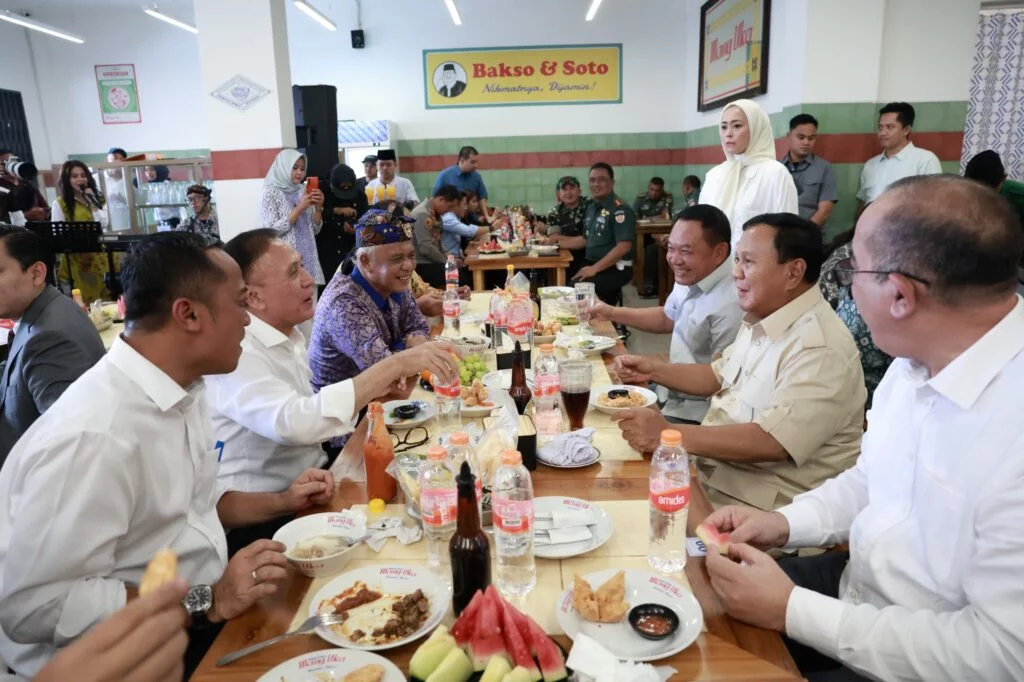 Prabowo Subianto Datang Makan Bakso di Cimahi, Bernyanyi Bareng dan Disambut Meriah oleh Warga