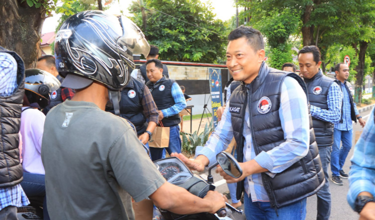 Polisi Tuban Berbagi Kebahagiaan di Bulan Ramadan dengan MemBagikan Takjil dan Memberikan Edukasi tentang Bahaya Narkoba