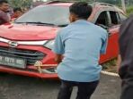 Petugas Pemadam Kebakaran Cilacap Mengevakuasi Mobil yang Terguling ke Dalam Sawah