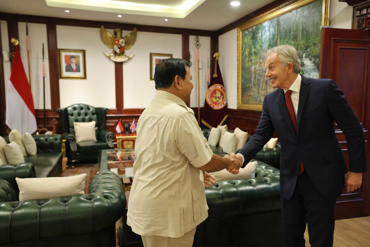 Tony Blair Pays a Visit to Prabowo Subianto at the Ministry of Defense, Extends Congratulations on Presidential Victory