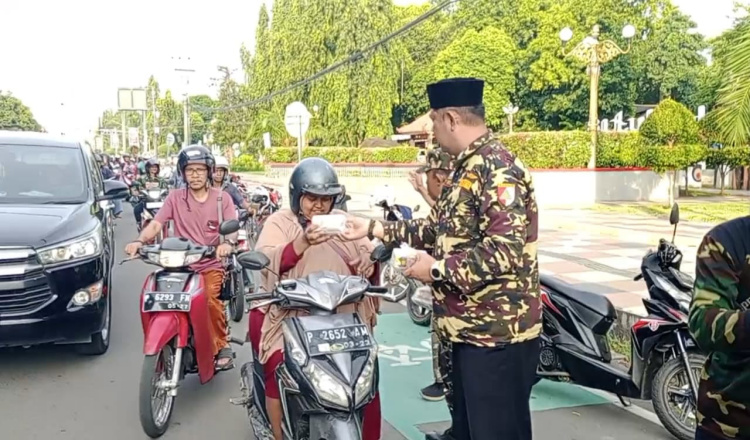 Bagikan Ratusan Takjil: Cara Banser Situbondo Mengais Berkah Bulan Suci Ramadan