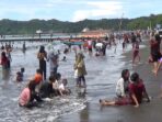 Pantai Teluk Penyu Cilacap Diserbu Ribuan Wisatawan Saat Libur Lebaran 2024