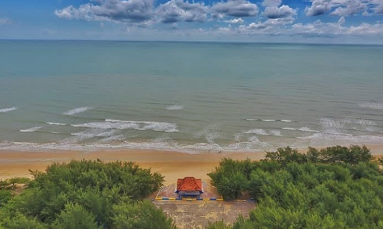 Menikmati Keindahan Pantai Lombang: Destinasi Wisata Keluarga Terbaik di Sumenep