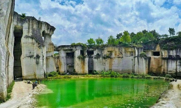 Menikmati Keindahan yang Unik di Tlogo Sadang Lamongan