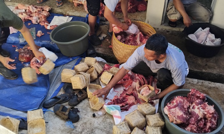 Daging Kurban Masjid Agung Darussalam Cilacap Dibungkus dalam Besek untuk Menghindari Penggunaan Wadah Plastik