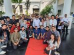 Palace Reporters Capture Moment with Prabowo Subianto in Group Photo, Sporting Sunglasses