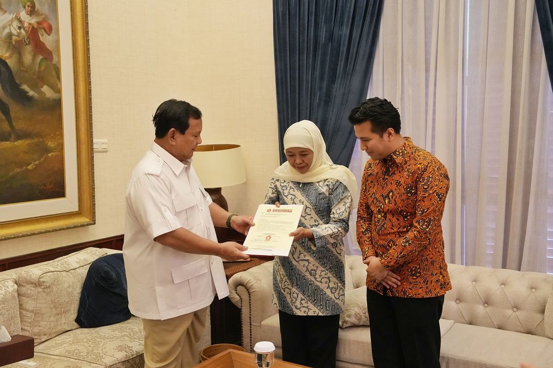 Prabowo Subianto Hands Over Letter of Support for East Java Governor Candidate