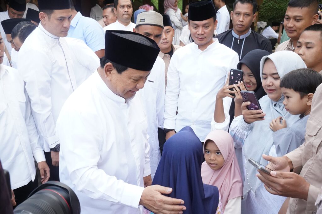 Prabowo Subianto Menyapa Warga di Hambalang, Bogor pada Iduladha Tahun 1445 H