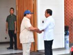 Prabowo Subianto Mendekati Jokowi di Bandara Halim, Sampaikan Ucapan Selamat Ulang Tahun secara Langsung