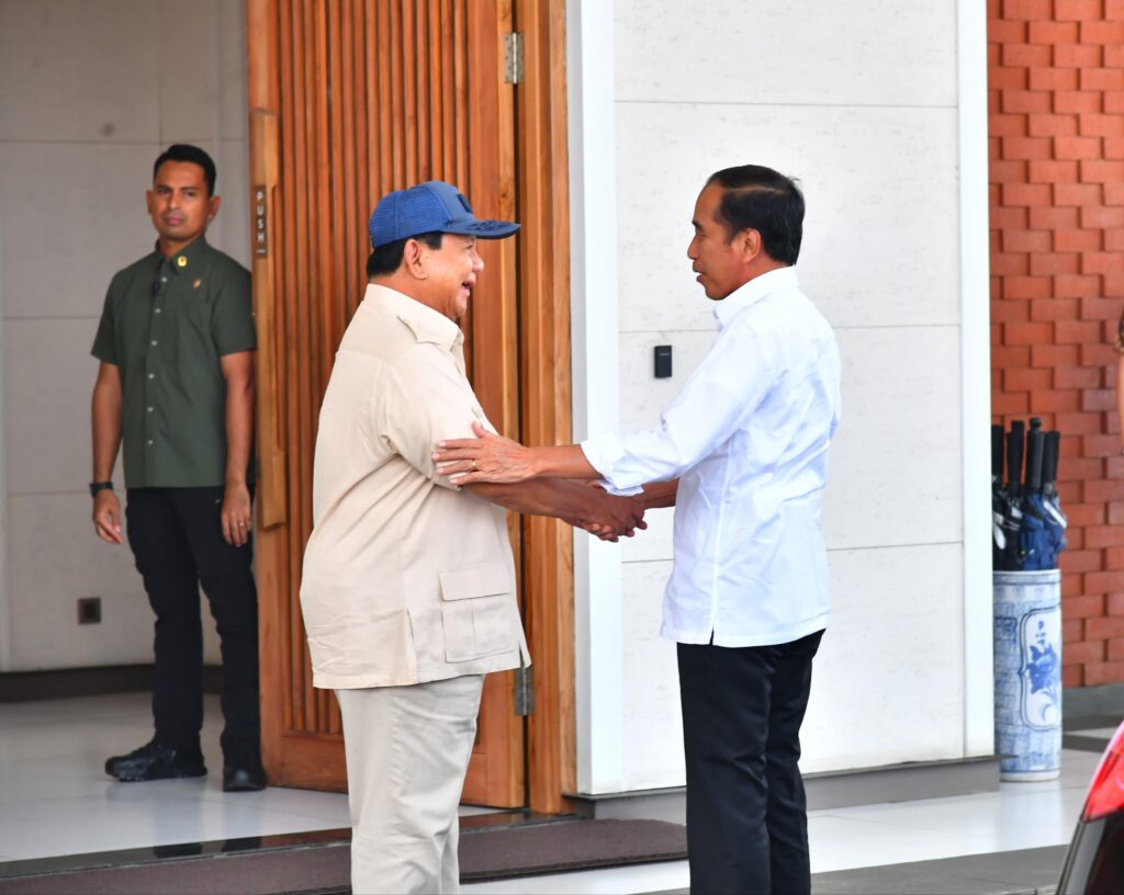 Prabowo Subianto Mendekati Jokowi di Bandara Halim, Sampaikan Ucapan Selamat Ulang Tahun secara Langsung