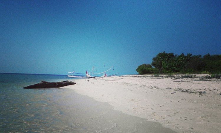 Menikmati Keindahan Pulau Gili Labak: Destinasi Tersembunyi di Sumenep