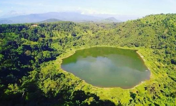 Menikmati Keindahan Danau Segitiga di Lumajang, Pesona Alam yang Memikat