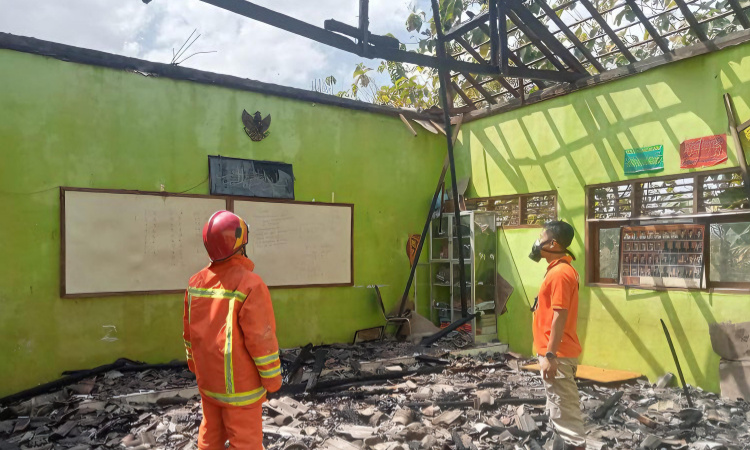 Diduga karena korsleting listrik, dua ruang di SDN Sidonganti Tuban terbakar