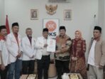 PKS Menyerahkan Surat Keputusan untuk Warsubi di Pilkada Jombang