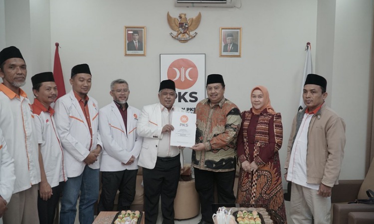 PKS Menyerahkan Surat Keputusan untuk Warsubi di Pilkada Jombang