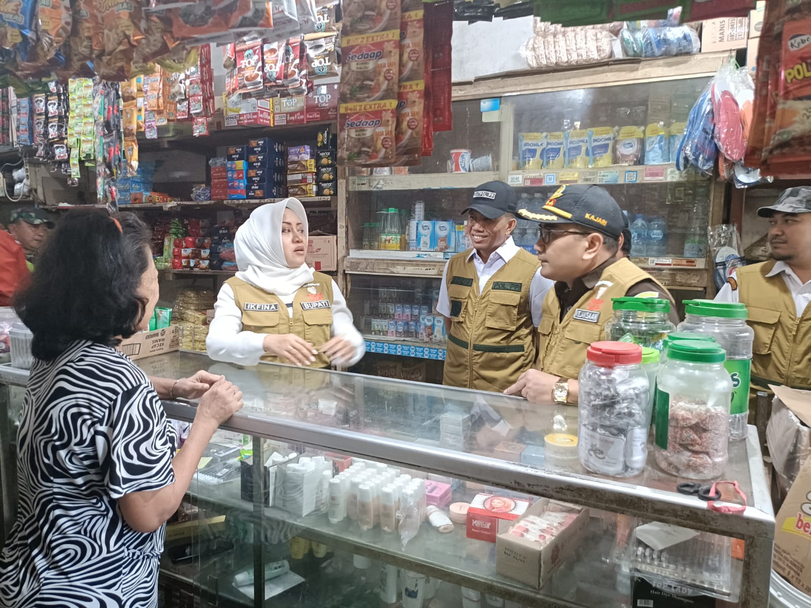 Pemerintah Mojokerto Melancarkan Operasi Gabungan di Pasar Dlanggu untuk Memerangi Peredaran Rokok Ilegal