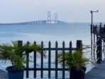 Pemandangan Memukau Matahari Terbenam dan Jembatan Suramadu dari Kafe Pantai Rindu Bangkalan