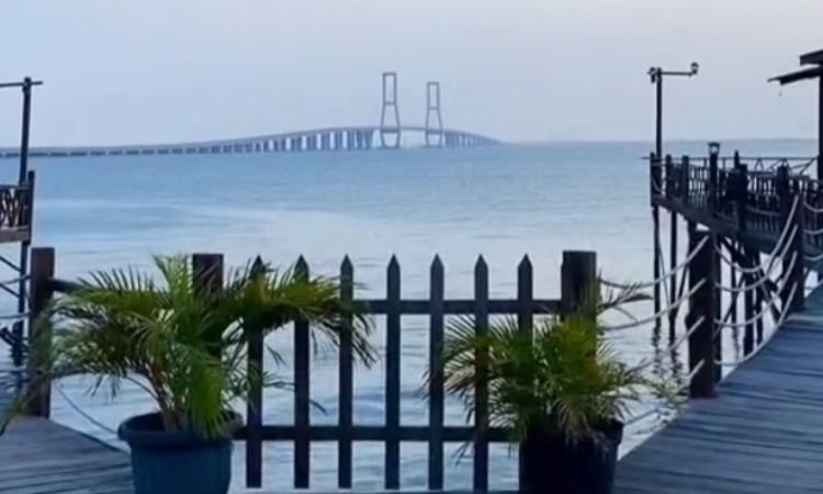 Pemandangan Memukau Matahari Terbenam dan Jembatan Suramadu dari Kafe Pantai Rindu Bangkalan