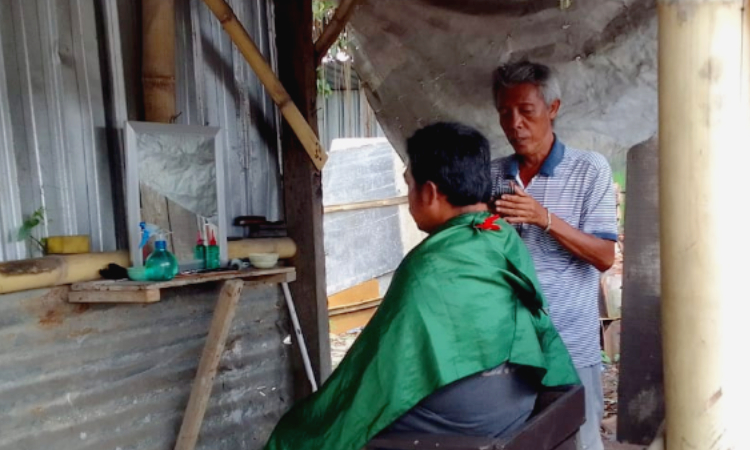 Kisah Pak Ikhlas, Pemilik Salon Potong Rambut “Seikhlasnya” di Jember