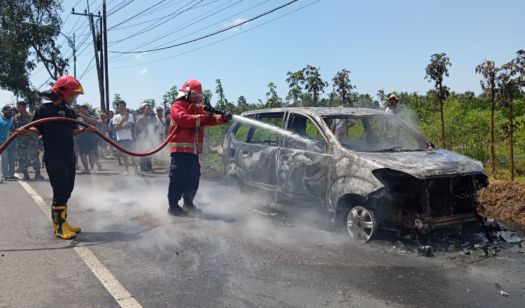 Mobil Xenia Terbakar Habis di Banyuwangi