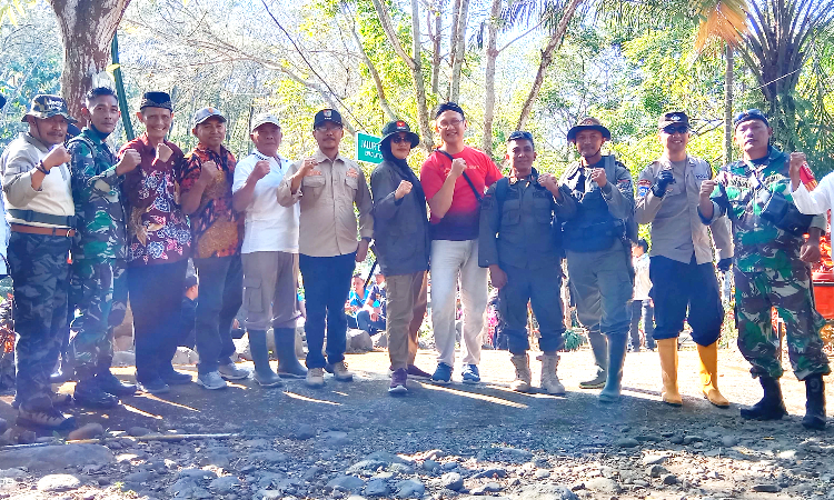 Muspika Panti dan Masyarakat Saling Kibarkan Bendera Merah Putih di Destinasi Wisata Air Terjun Tancak