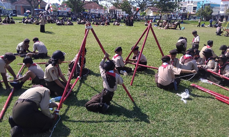 Lomba Pionering diikuti oleh Ribuan Siswa Pramuka se-Kwarran Cilacap Selatan untuk Mengasah Kekompakan