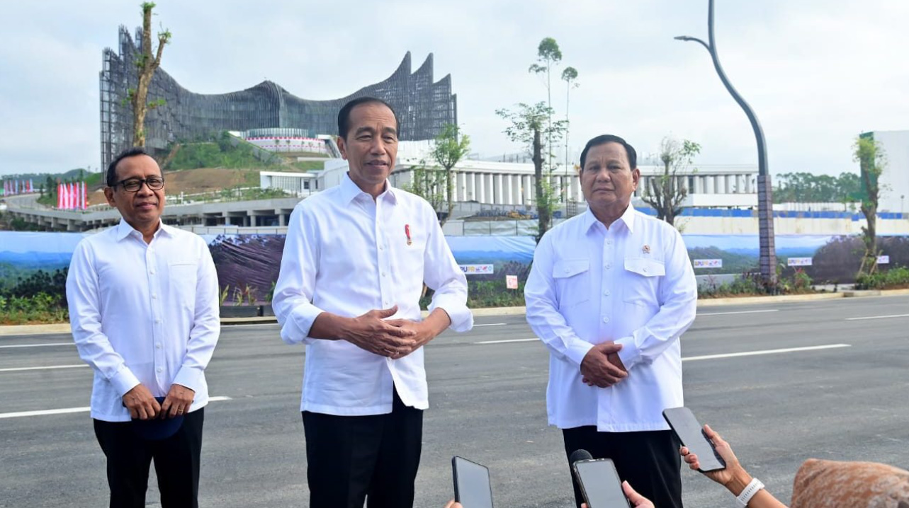 On Monday Morning, President Jokowi and Defense Minister Prabowo Subianto Assess Progress of IKN Development