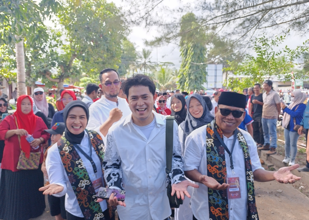 Cakra Khan mendampingi calon pasangan Citra-Ino menuju KPU Pangandaran