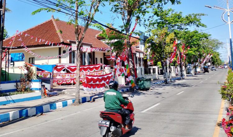 Penjual Bendera di Sampang Diserbu Pembeli Menjelang 17 Agustus