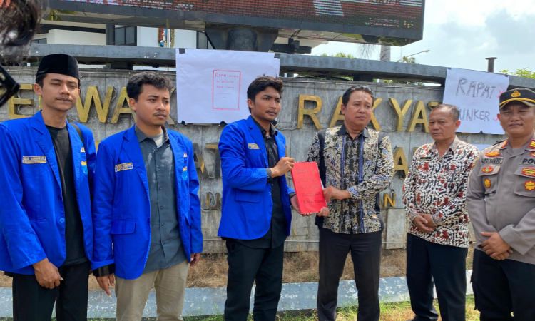 Rapor Merah dari Mahasiswa untuk 43 Anggota DPRD Tuban yang Sering Bolos