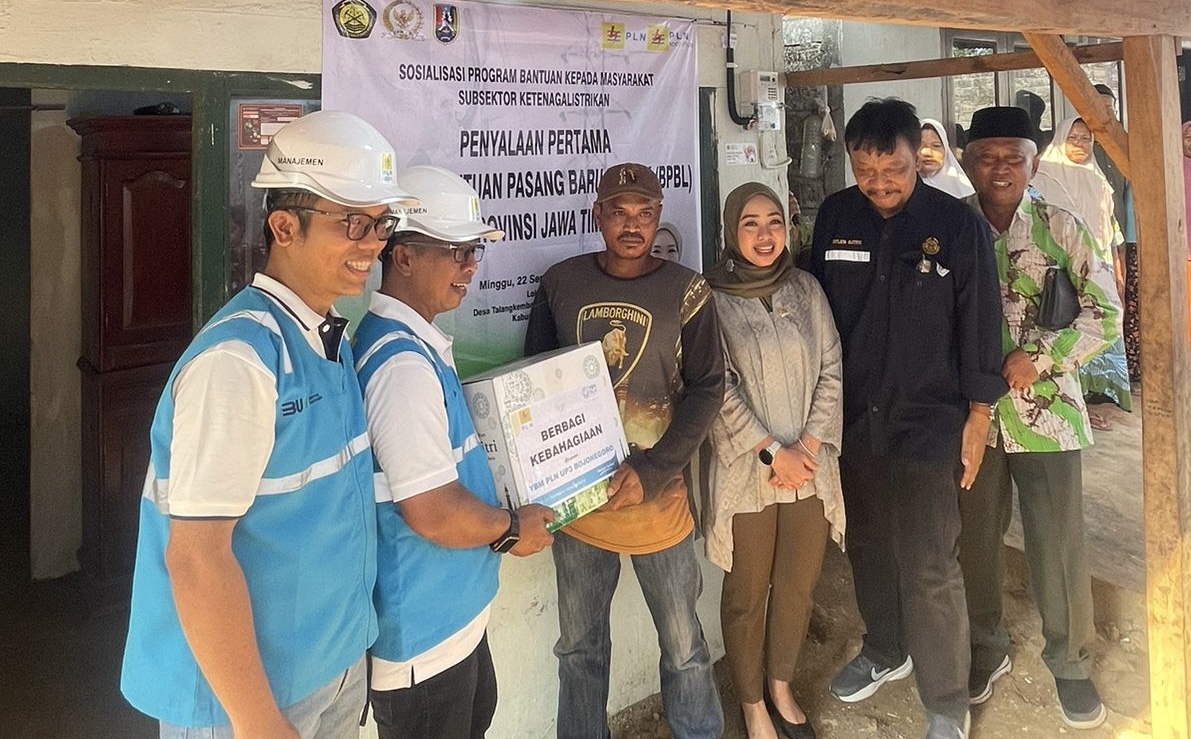 Anggota Komisi VII DPR RI dan Kementerian ESDM Sumbangkan Listrik Gratis untuk Warga Tuban