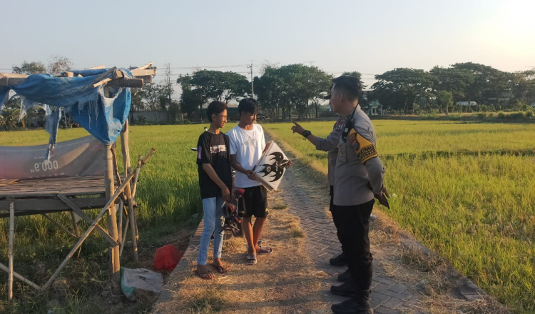 Polres Situbondo Merespons Pengaduan Masyarakat Mengenai Benang Layangan yang Mengganggu Pengendara