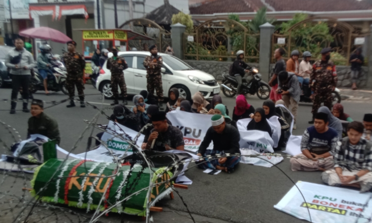 Relawan Terpilih dari PKB Ra Gopong Kembali Menggelar Aksi Damai di Kantor KPU Jember