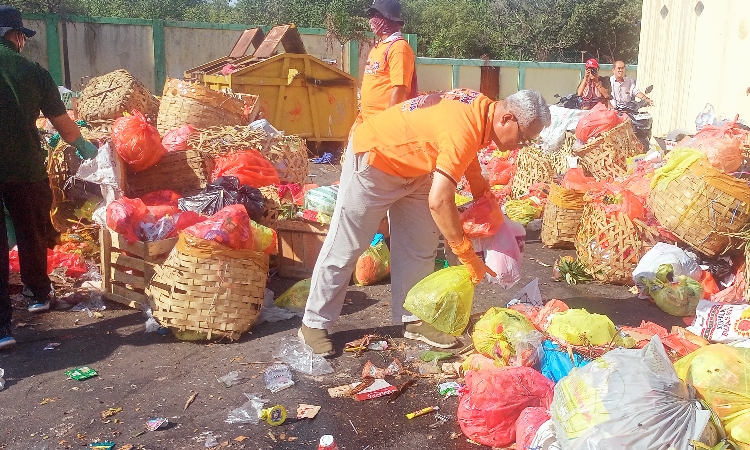 Raja Bakhtiar Memperhatikan Tumpukan Sampah di Karimun