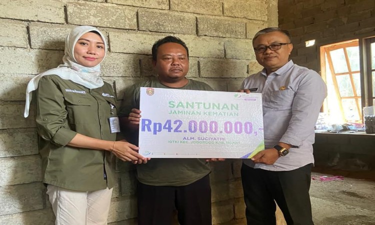 BPJS Ketenagakerjaan Ngawi memberikan santunan kematian sebesar Rp 42 juta kepada guru TK